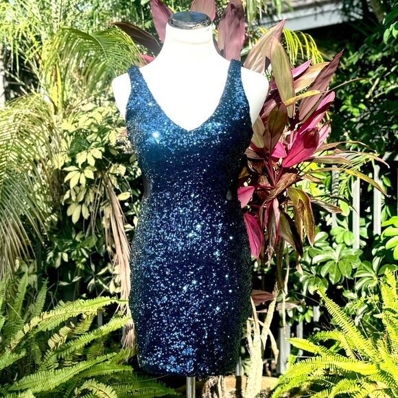 💥🆕💥 Bebe Sequin Bodycon Dress - Picture 4 of 13